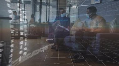 Ofiste çalışan maskeli çok ırklı iş arkadaşları üzerinde 6G, dünya ve kodlama içeren dijital bilgi. Animasyon, dijital kompozit, küresel iş, covid, takım çalışması, telekomünikasyon ve teknoloji.