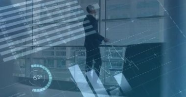 Akıllı telefon kullanan beyaz iş adamının finansal verilerinin ve grafiklerinin animasyonu. küresel iş, finans, ekonomi ve teknoloji konsepti dijital olarak oluşturulmuş video.