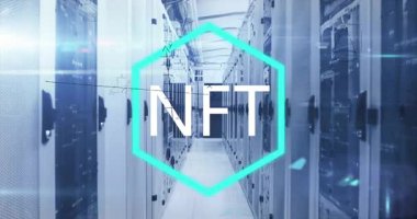 Sunucu odasına karşı nft metnin neon altıgen pankart ve matematiksel denklemler üzerinde animasyonu. İş veri depolama teknolojisi kavramı