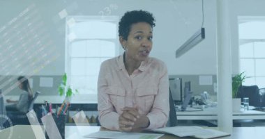 Ofisteki iş kadınıyla ilgili finansal veri işleme animasyonu. Küresel finans, iş, bağlantılar, hesaplama ve veri işleme kavramı dijital olarak oluşturulmuş video.