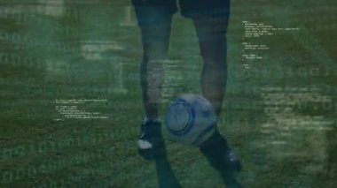 Çeşitli erkek futbol oyuncuları üzerinde veri işleme animasyonu. Küresel spor ve dijital arayüz kavramı dijital olarak oluşturulmuş video.