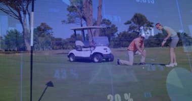 Golf partnerleri diz çöküp yaslanarak golf teknolojisindeki rakamsal verileri üst üste koyuyorlar. Atletik, işbirliği, hassasiyet, açık hava, modern, rekabetçi, sağIık