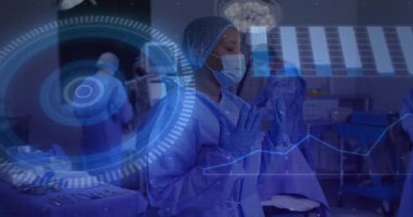 Cerrah kameraya doğru dönüyor. AR HUD başlatılıyor. Veri çubukları ve ameliyat için çizgi grafiği gösteriliyor. Tıbbi, teknoloji, fütüristik, sağlık, yenilik, işbirliği, dijital