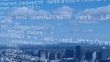 Şehir manzarası üzerinde veri işleme animasyonu. Küresel iş ve dijital arayüz kavramı, dijital olarak oluşturulmuş video.