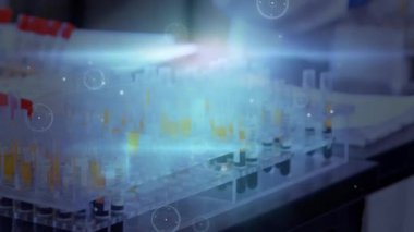 Kadın laboratuvar çalışanı üzerinden bağlantı ağının animasyonu. tıp, bilim ve teknoloji konsepti dijital olarak üretilen video.