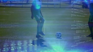 Spor sahasında futbol oynayan erkek futbolculara karşı veri işleme. spor ve teknoloji konsepti