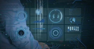 Beyaz adamın bilgisayar sunucusunu tamir etmesi üzerine yapılan tarama ve veri işleme animasyonları. küresel hesaplama ve veri işleme kavramı dijital olarak oluşturulmuş video.