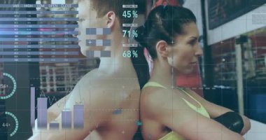 Spor salonundaki farklı insanların veri işleme animasyonları. Küresel spor, bilgisayar ve dijital arayüz kavramı dijital olarak oluşturulmuş video.