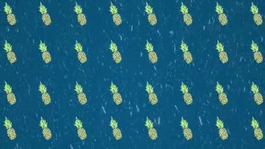 Karlı mavi arka planda hareket eden ananas animasyonu. Gıda, meyve, parti ve eğlence konsepti dijital olarak oluşturulmuş video.