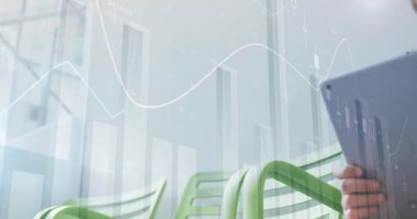 Tablet kullanan beyaz çocuk üzerinde veri işleme animasyonu. Küresel iş, bilgisayar ve dijital arayüz kavramı dijital olarak oluşturulmuş video.