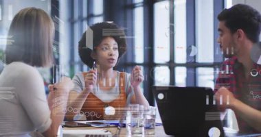 Ofisteki toplantı odasında tartışan çeşitli ofis arkadaşları hakkında istatistiksel veri işleme. iş teknolojisi kavramı