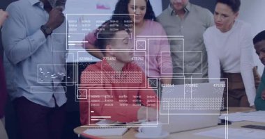 Masadaki takım, kırmızı tişörtlü adam iş analizi için dizüstü bilgisayarda yazı yazıyor. İşbirliği, analitik, takım çalışması, veri görselleştirme, profesyonel, modern ofis, iş stratejisi