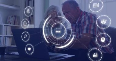 Dizüstü bilgisayar kullanan yaşlı çift ekranda animasyon simgeleriyle karşılaşıyor. Teknoloji, yaşlılar, iletişim, dijital, internet, internet