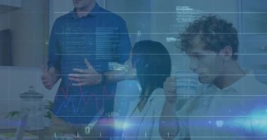 Sunucu iş verilerini açıklamak için jestler kullanırken akran kahvesini yudumlayarak çizgi grafiklerini gösteriyor. Profesyonel, takım çalışması, yenilik, işbirliği, modern, iletişim, analitik