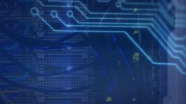 Bilgisayar sunucuları üzerindeki ana kart devrelerinin animasyonu. Dijital olarak oluşturulan küresel iletişim, iş ve veri değişimi konsepti.