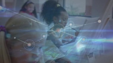 Çeşitli okul çocukları üzerindeki bağlantı ve ışık yollarının animasyonu. Küresel eğitim, bağlantılar ve dijital arayüz kavramı dijital olarak oluşturulmuş video.