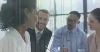 Ofisteki çeşitli iş adamları üzerinde finansal veri işleme animasyonu. Küresel iş, finans, bilgisayar ve veri işleme kavramı dijital olarak oluşturulmuş video.