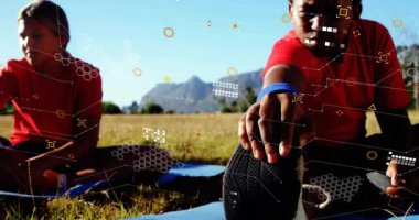 Ön plandaki çocuk mavi paspaslar üzerinde ayakkabısını esnetirken koç sinyal veriyor ve HUD de fitness ısınmasına rehberlik ediyor. Çocuklar, açık alan, çayır, takım çalışması, atletik, geometrik