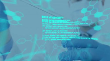 Laboratuvarda çalışan beyaz erkek bilim adamının veri işleme animasyonu. Küresel bilim, bilgisayar ve dijital arayüz kavramı dijital olarak oluşturulmuş video.