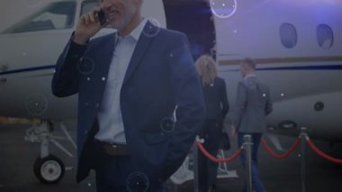 Kafkas iş adamının akıllı telefondan konuştuğu veri işleme animasyonu. Küresel iş ve dijital arayüz kavramı dijital olarak oluşturulmuş video.