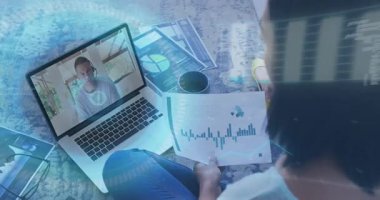 Bilgisayarında video kaydı olan bir belgeyi elinde tutan kadının dikiz aynasından veri işleme animasyonu. Bilgisayar arayüzü ve iş teknolojisi kavramı