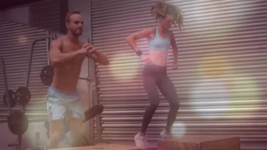 Spor salonunda egzersiz yapan farklı insanlar üzerinde ışık noktalarının canlandırılması. Küresel spor, sağlık ve dijital arayüz kavramı dijital olarak oluşturulmuş video.