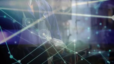 Tablet kullanan beyaz adam üzerindeki bağlantı ağının animasyonu. ağ, bağlantılar, iş ve teknoloji konsepti dijital olarak oluşturulmuş video.