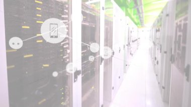 Bilgisayar sunucuları üzerinden simgeler ve veri işleme ağlarının animasyonu. Küresel hesaplama, bağlantılar, ağlar ve veri işleme kavramı dijital olarak oluşturulmuş video.