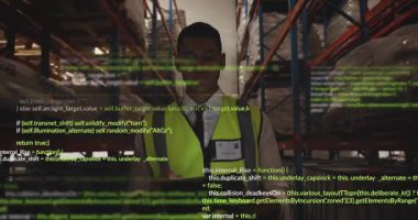 Depo çalışanı tablet ekranı tıklatıyor ve envanter raflarını incelerken yayın kodlarını örtüyor. Sanayi, teknoloji, otomasyon, lojistik, veri, işletim, verimlilik