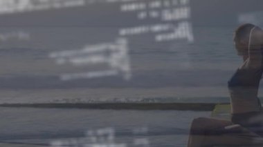 Plajdaki beyaz kadın üzerinde veri işleme animasyonu. küresel iş ve dijital arayüz kavramı dijital olarak oluşturulmuş video.