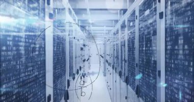 Bilgisayar sunucu odasına karşı veri işleme ve matematiksel denklemlerin animasyonu. Bilgisayar arayüzü ve iş veri depolama teknolojisi kavramı