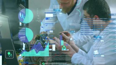 İki erkek robot mühendisi bir depoda elektrik bileşenini tartışıyorlar. Küresel iş veri işleme ve dijital arayüz konsepti dijital olarak oluşturulmuş video.