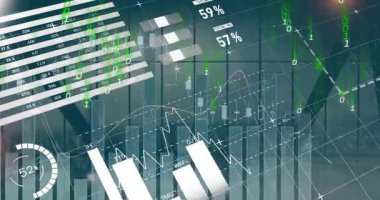 Taşıyıcı banttaki karton kutuların üzerinde istatistik ve veri işleme animasyonları. Küresel gönderim ve bağlantılar konsepti dijital olarak oluşturulmuş video.