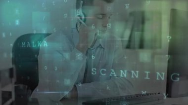Değişen sayı ve vücuda karşı veri işleme ekranları. Küresel iş bağlantıları teknoloji ve veri işleme kavramı dijital olarak oluşturulmuş video.