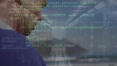 Beyaz adamın bilgisayar sunucu odasına karşı akıllı telefon kullanarak veri işleme animasyonu. Küresel ağ ve iş veri depolama teknolojisi kavramı