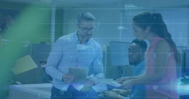 Ofisteki çeşitli iş adamları üzerinde finansal veri işleme animasyonu. Küresel finans, iş, bağlantılar, hesaplama ve veri işleme kavramı dijital olarak oluşturulmuş video.