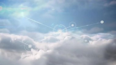 Bulutlu gökyüzünde bağlantı ağı ve veri işleme animasyonu. Teknoloji, ağ oluşturma, bulut hesaplama, dijital, fütüristik, internet