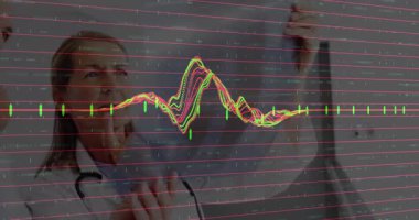 Ofisteki çeşitli iş adamları üzerinde finansal veri işleme animasyonu. Küresel finans, iş, bağlantılar, hesaplama ve veri işleme kavramı dijital olarak oluşturulmuş video.