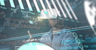 Bağlantıların animasyonu, videodaki beyaz adamla ilgili finansal veriler. Veri işleme, bağlantılar, finans ve teknoloji konsepti dijital olarak oluşturulmuş video.