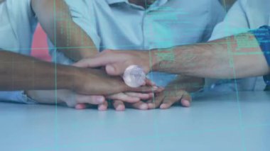 Çeşitli iş adamlarının bir araya gelmesiyle ilgili veri işleme ve küre animasyonları. küresel iş ve dijital arayüz kavramı dijital olarak oluşturulmuş video.