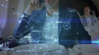 Kafkas iş adamının akıllı telefondan konuştuğu veri işleme animasyonu. Küresel iş ve dijital arayüz kavramı dijital olarak oluşturulmuş video.