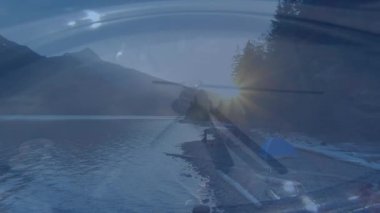 Saatin animasyonu, peyzaj üzerinde veri işleme. Küresel iş, finans, bağlantılar, hesaplama ve veri işleme kavramı dijital olarak oluşturulmuş video.