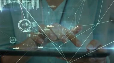 Tablet kullanan kadın doktor üzerinden bağlantı ve veri işleme ağının animasyonu. küresel tıp, bağlantılar ve dijital arayüz konsepti dijital olarak oluşturulmuş video.