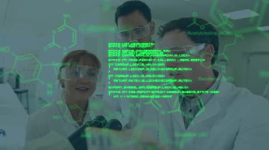 Laboratuvardaki çeşitli bilim adamları grubu üzerinde bilimsel veri işleme animasyonu. küresel bilim, bağlantılar, veri işleme ve dijital arayüz kavramı dijital olarak oluşturulmuş video.