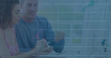 Muhtelif erkek ve kadınların ofiste tartıştığı istatistiksel veri işleme animasyonu. Bilgisayar arayüzü ve iş veri teknolojisi kavramı