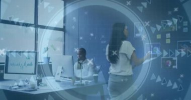 Ofisteki çeşitli iş adamları üzerinde veri işleme animasyonu. Küresel iş ve dijital arayüz kavramı dijital olarak oluşturulmuş video.