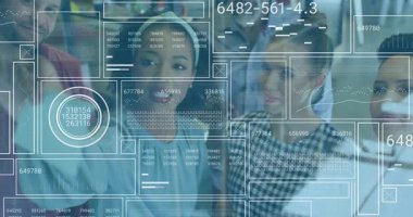 Grafiklerin animasyonu, değişen numaralar, daireler, barlar, ofiste tartışan çeşitli iş arkadaşları. Dijital bileşik, çoklu pozlama, rapor, iş, büyüme, ilerleme ve takım çalışması kavramı.