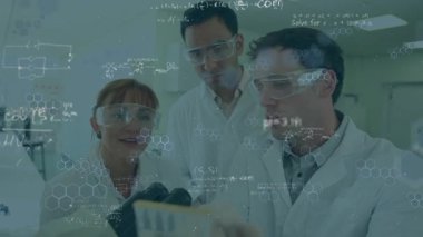 Çeşitli kadın ve erkek laboratuvar çalışanları üzerinde bilimsel verilerin animasyonu. Bilim, insan biyolojisi, teknoloji ve dijital arayüz konsepti dijital olarak oluşturulmuş video.