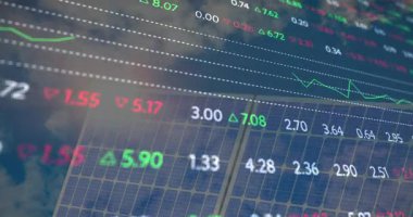 Güneş paneli üzerinden finansal veri işleme animasyonu. küresel iş, finans ve dijital arayüz kavramı dijital olarak oluşturulmuş video.