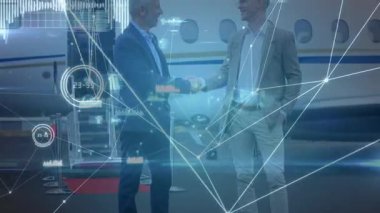 Havaalanındaki iki Kafkasyalı iş adamının bağlantı ağının animasyonu. Küresel iş, finans, veri işleme ve dijital arayüz kavramı dijital olarak oluşturulmuş video.